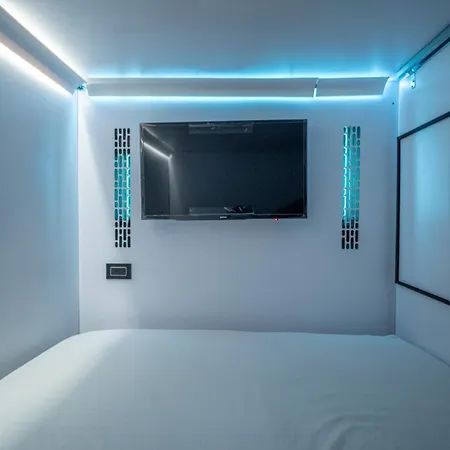 Caps Capsule hotel *